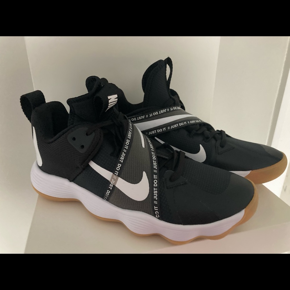 Women’s size 7.5 Nike hyper set volleyball shoes